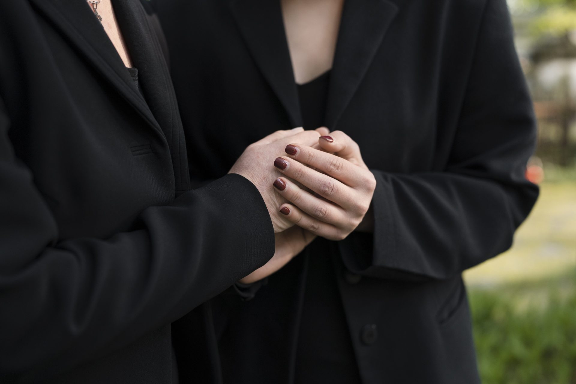 mourning-mother-daughter-after-personalised-funeral-package